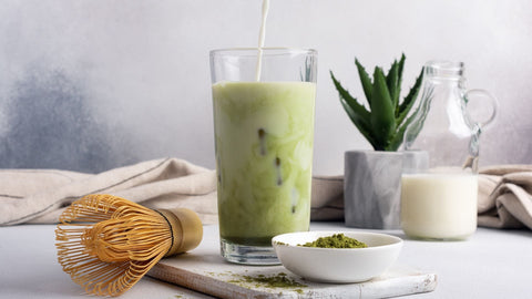 Slik lager du en ekte matcha latte hjemme – steg for steg